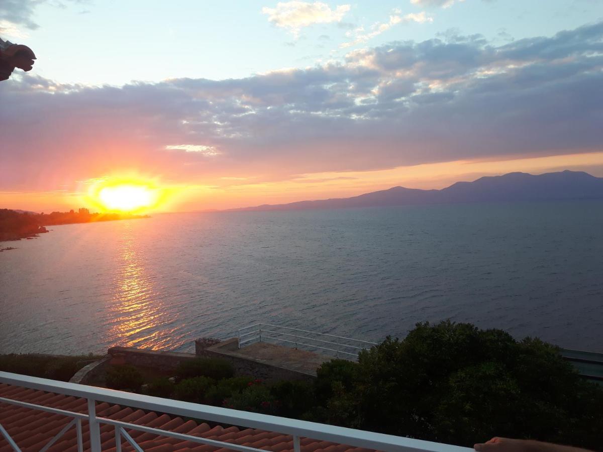 Epipleon Suites Agioi Apostoloi (Attica) Exterior foto